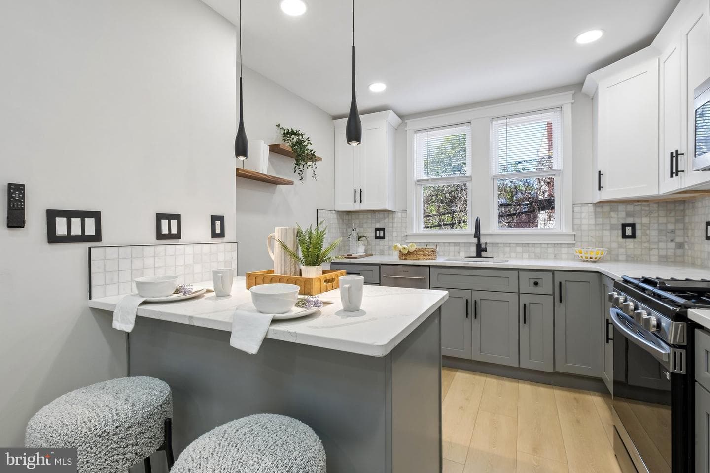 2076 E Monmouth Street photo 18