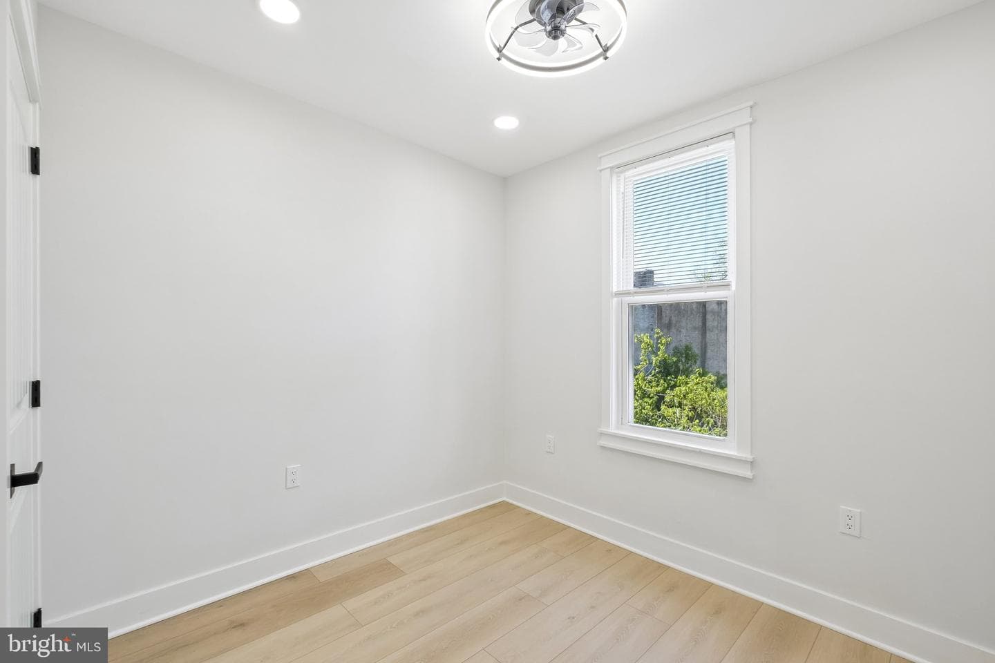 2076 E Monmouth Street photo 27