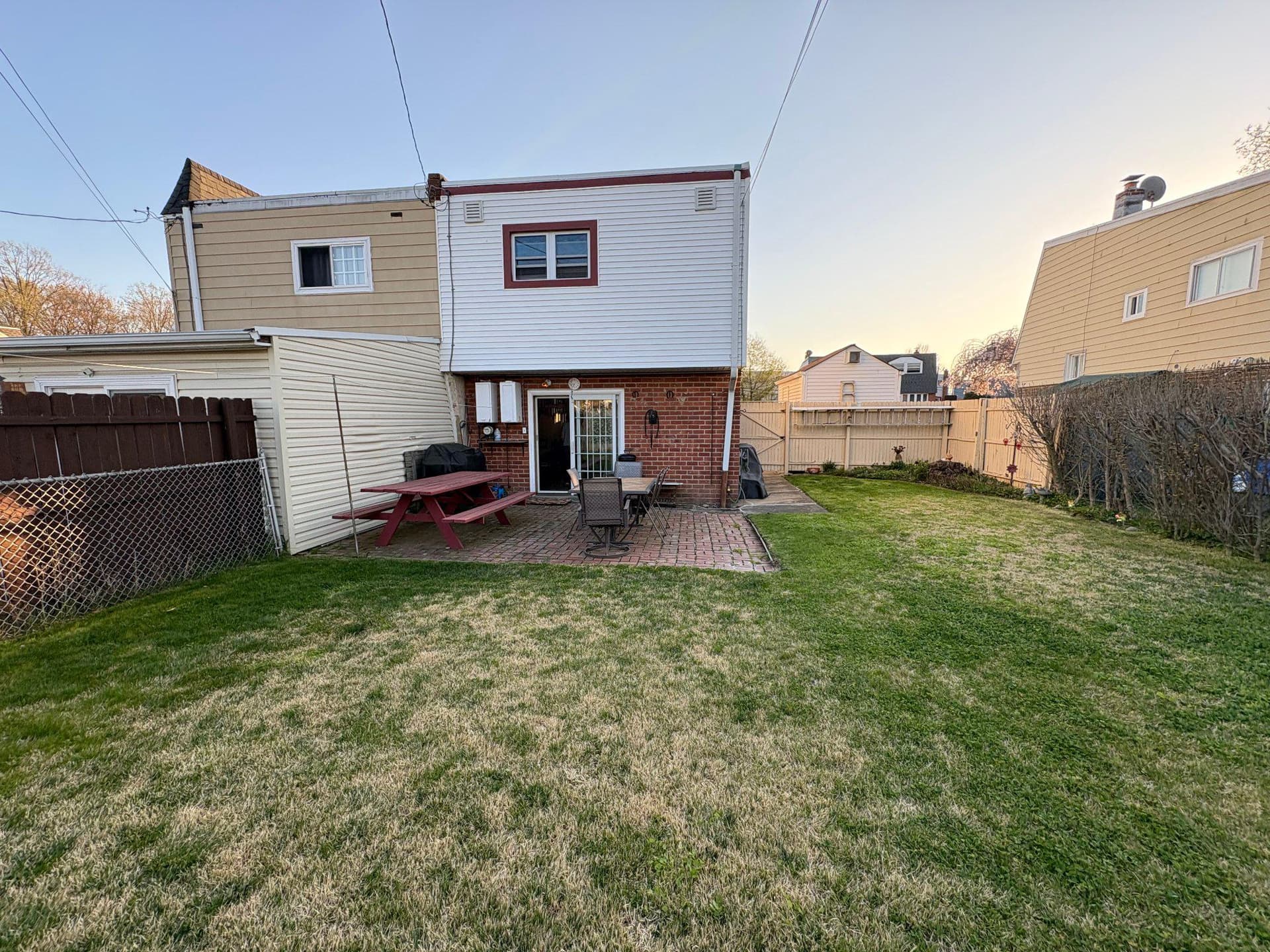 1045 Foster Street photo 4