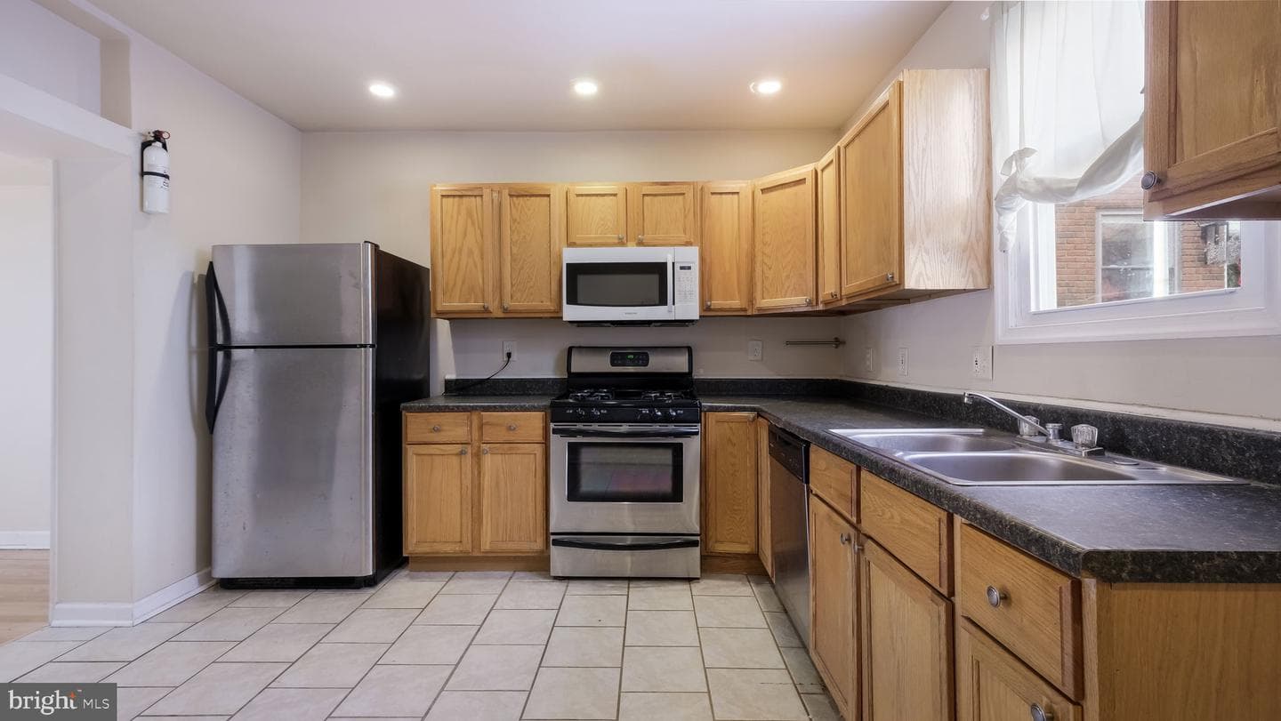 731 Carpenter Street photo 5