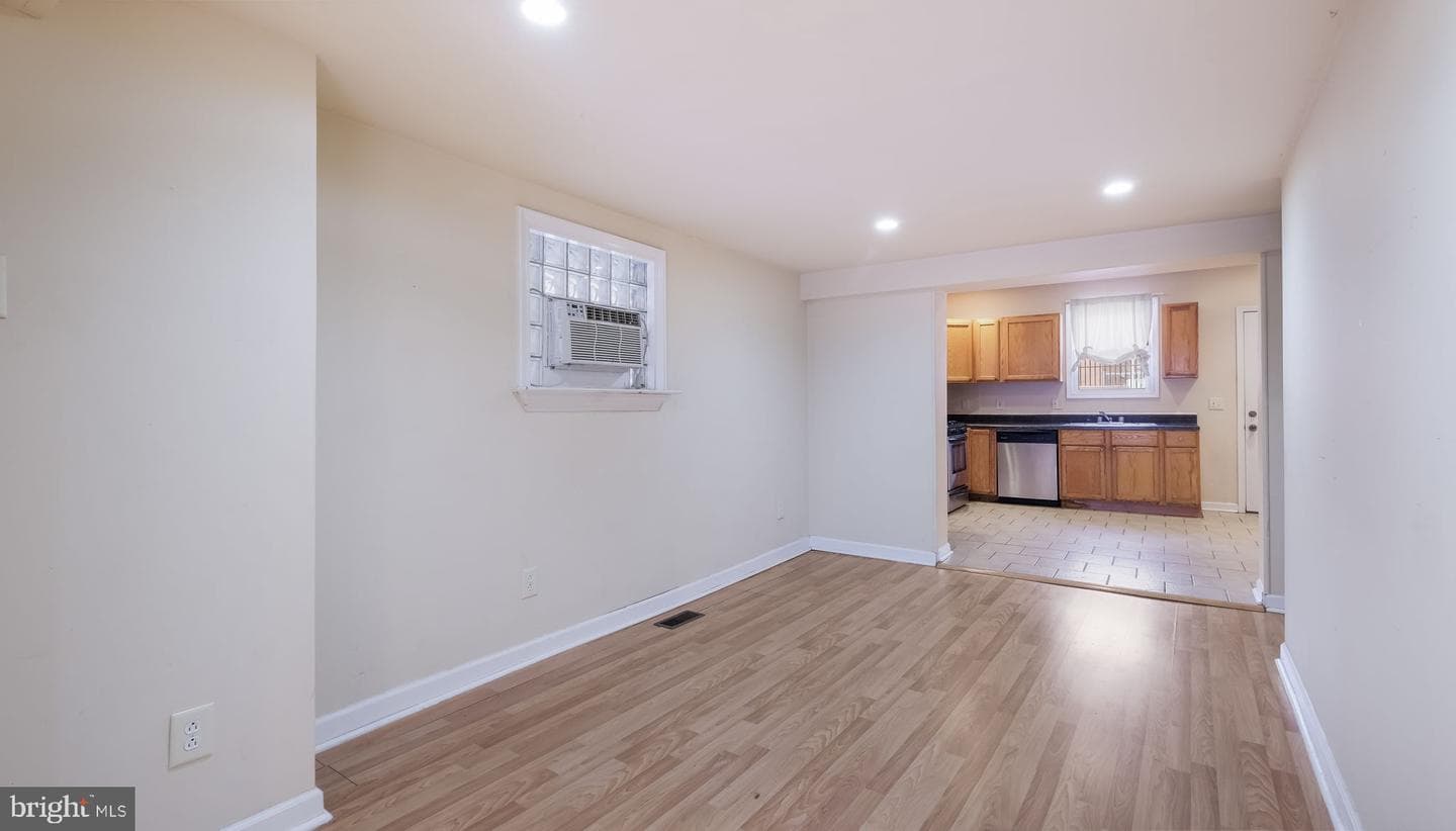 731 Carpenter Street photo 9