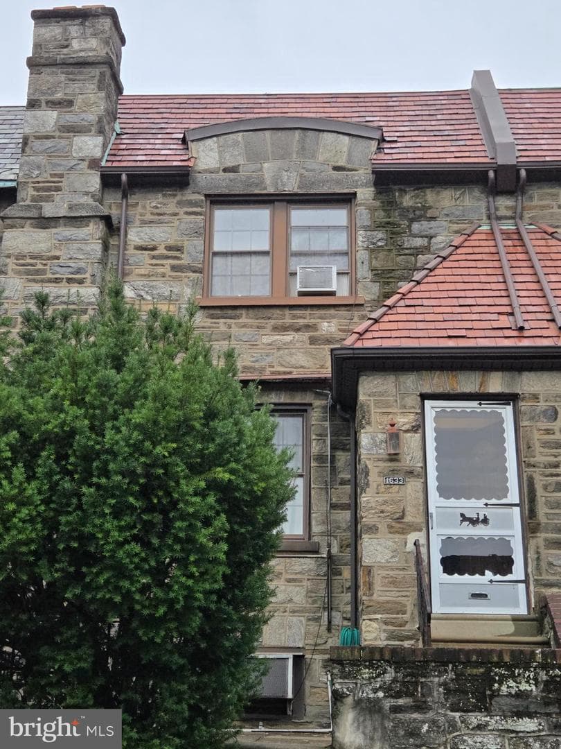 1633 Conlyn Street photo 1
