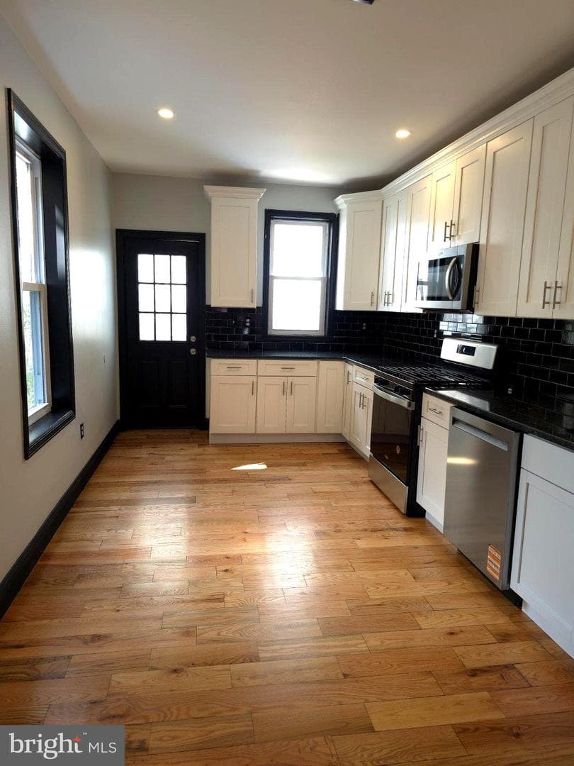 4668 James Street photo 6