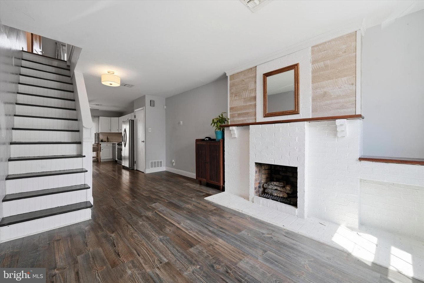 533 Titan Street photo 3