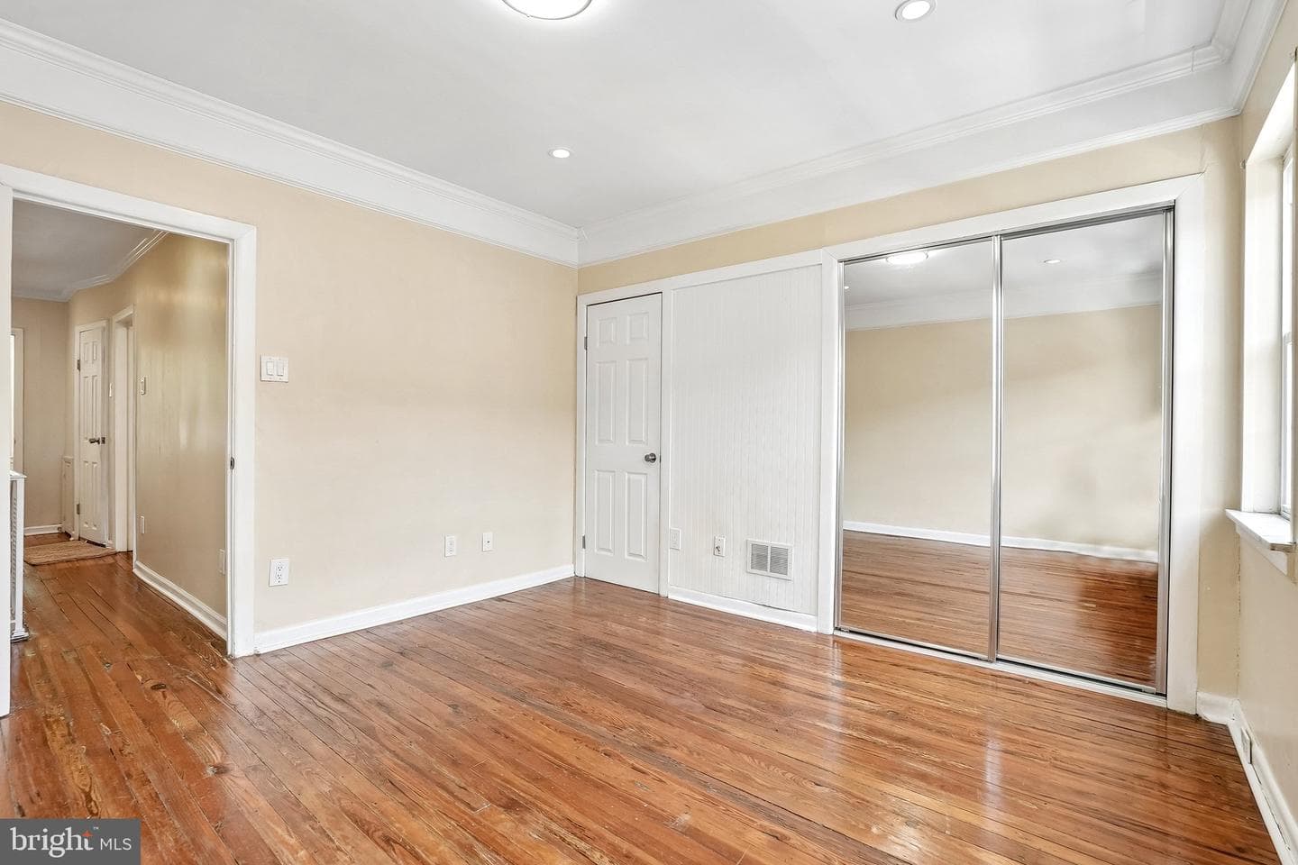 2527 S Hicks Street photo 23