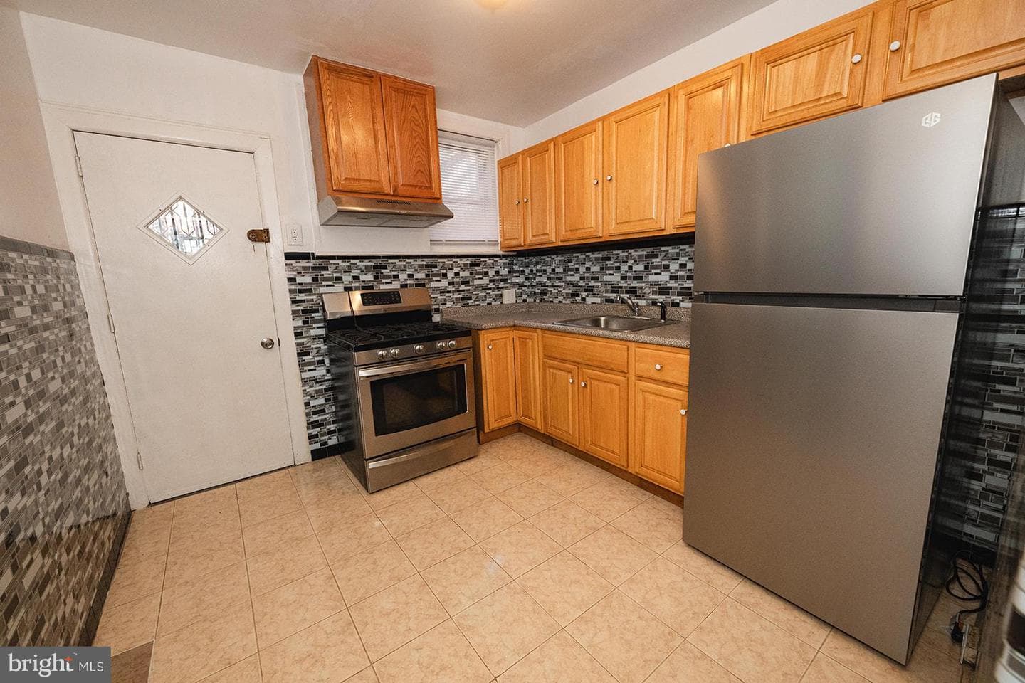 1833 E Hazzard St photo 13