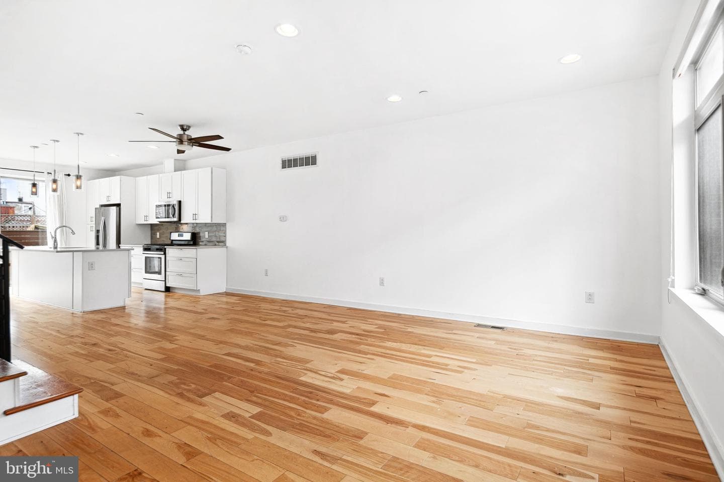 2202b E Thompson Street #b photo 3