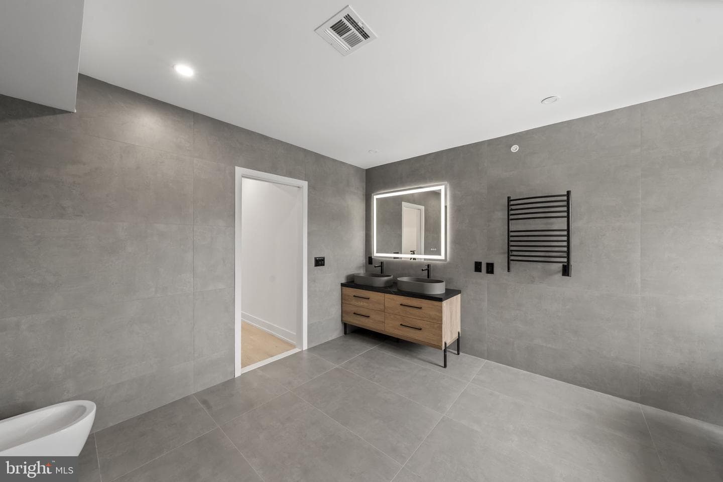 2552 E Somerset Street photo 24