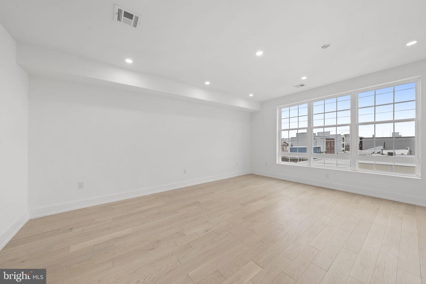 2552 E Somerset Street photo 29