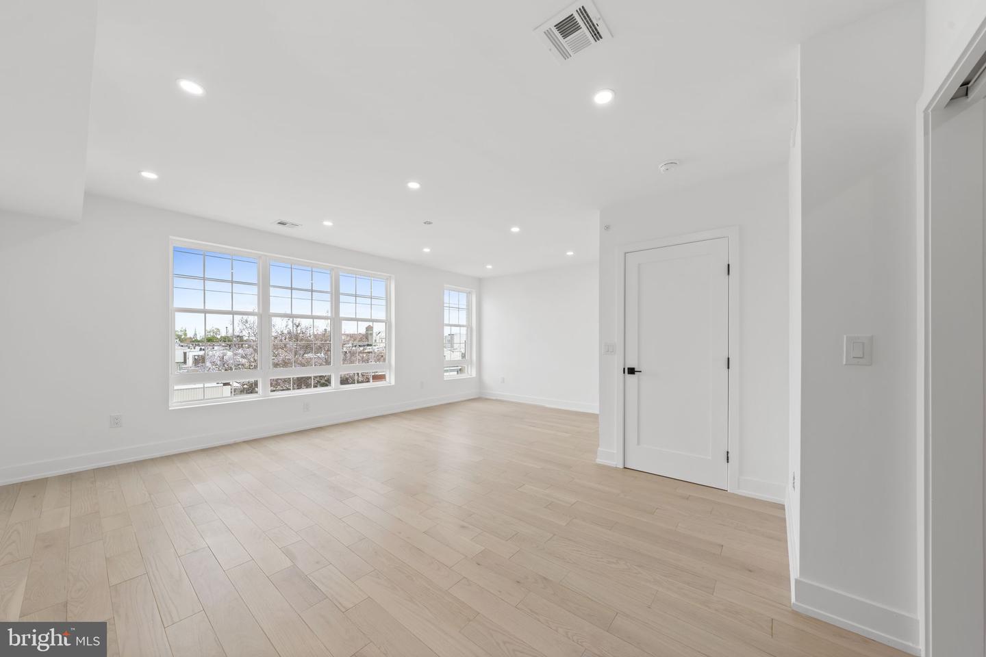 2552 E Somerset Street photo 31