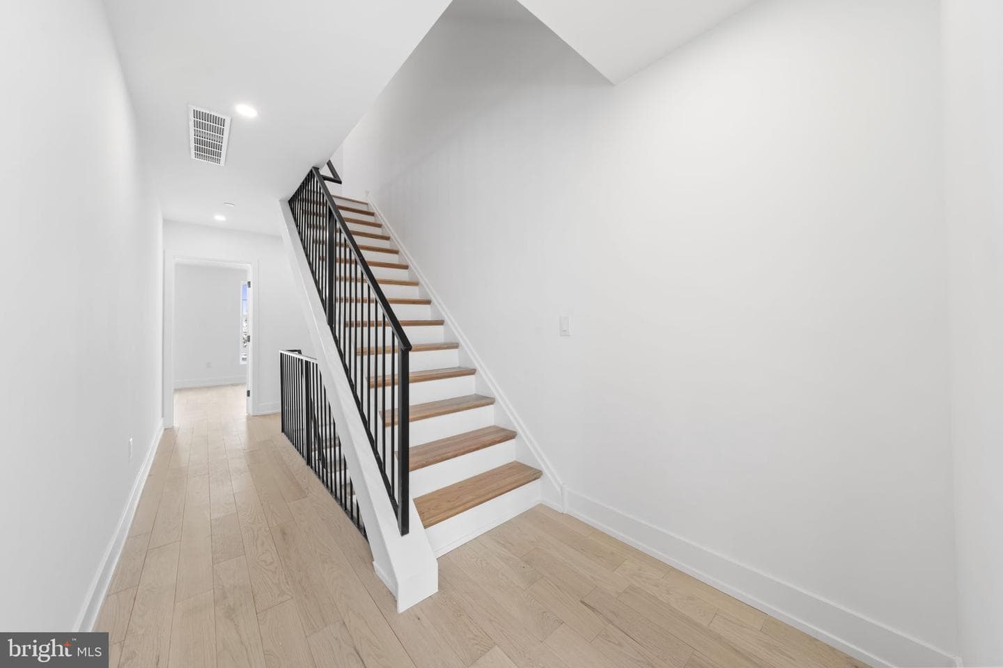 2552 E Somerset Street photo 34