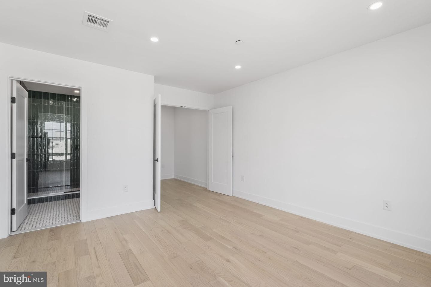 2552 E Somerset Street photo 39