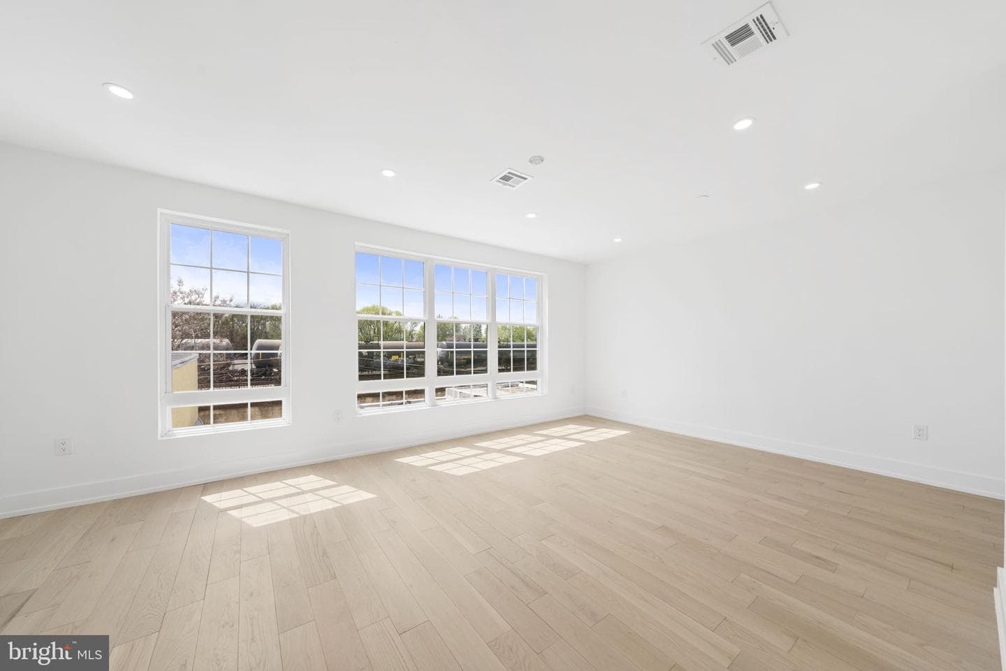 2552 E Somerset Street photo 47
