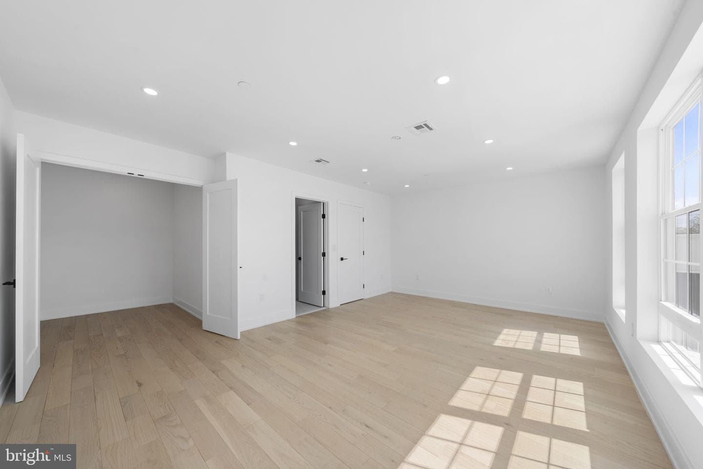 2552 E Somerset Street photo 48