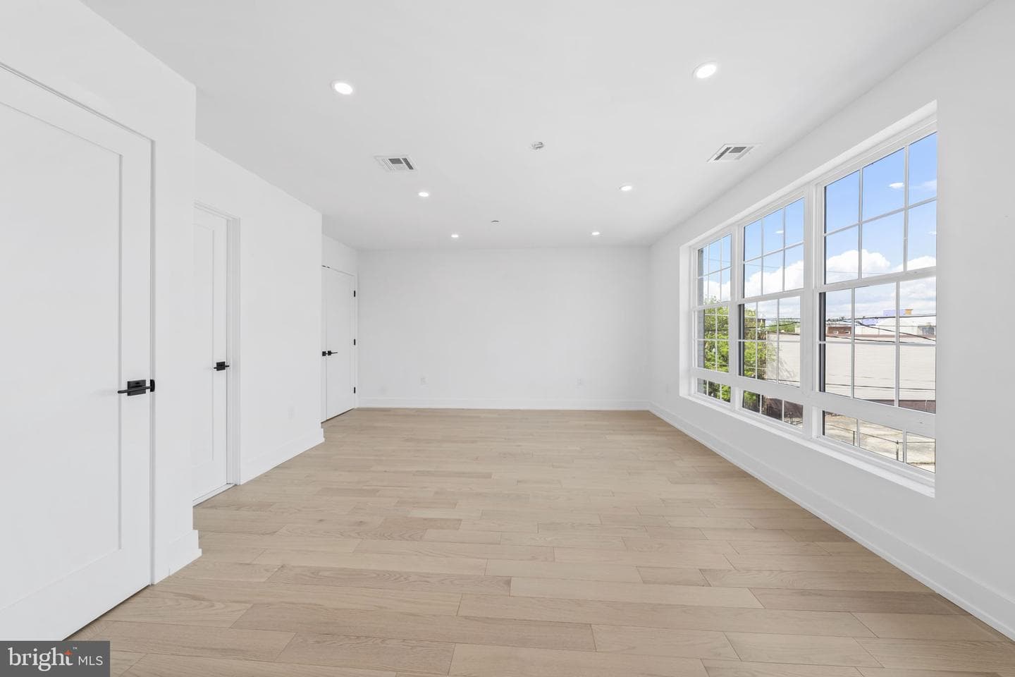 2552 E Somerset Street photo 49