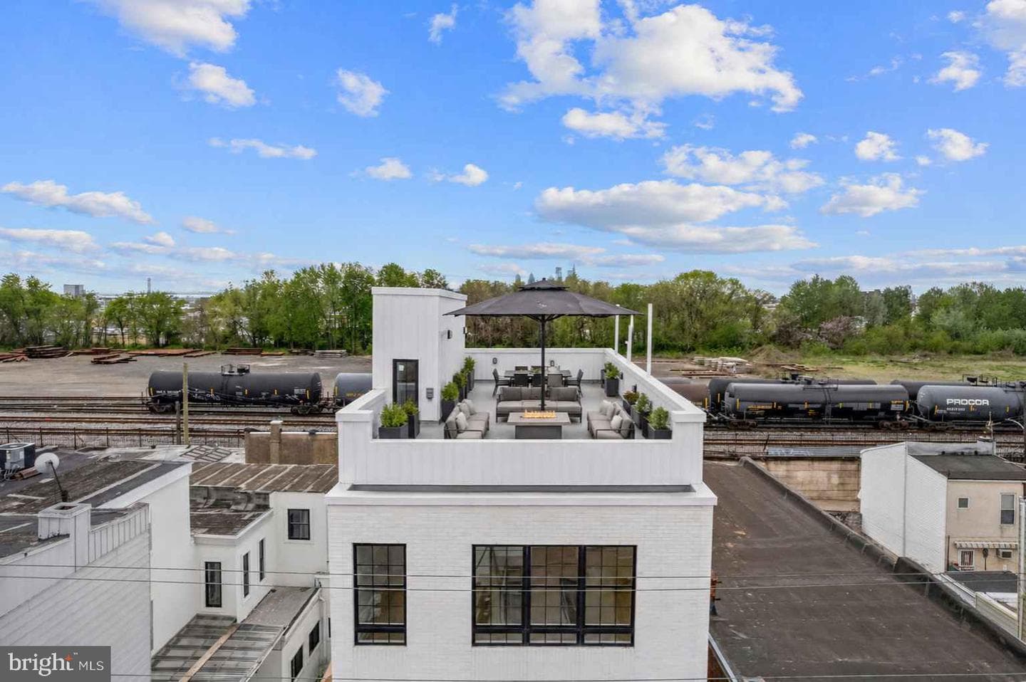 2552 E Somerset Street photo 63