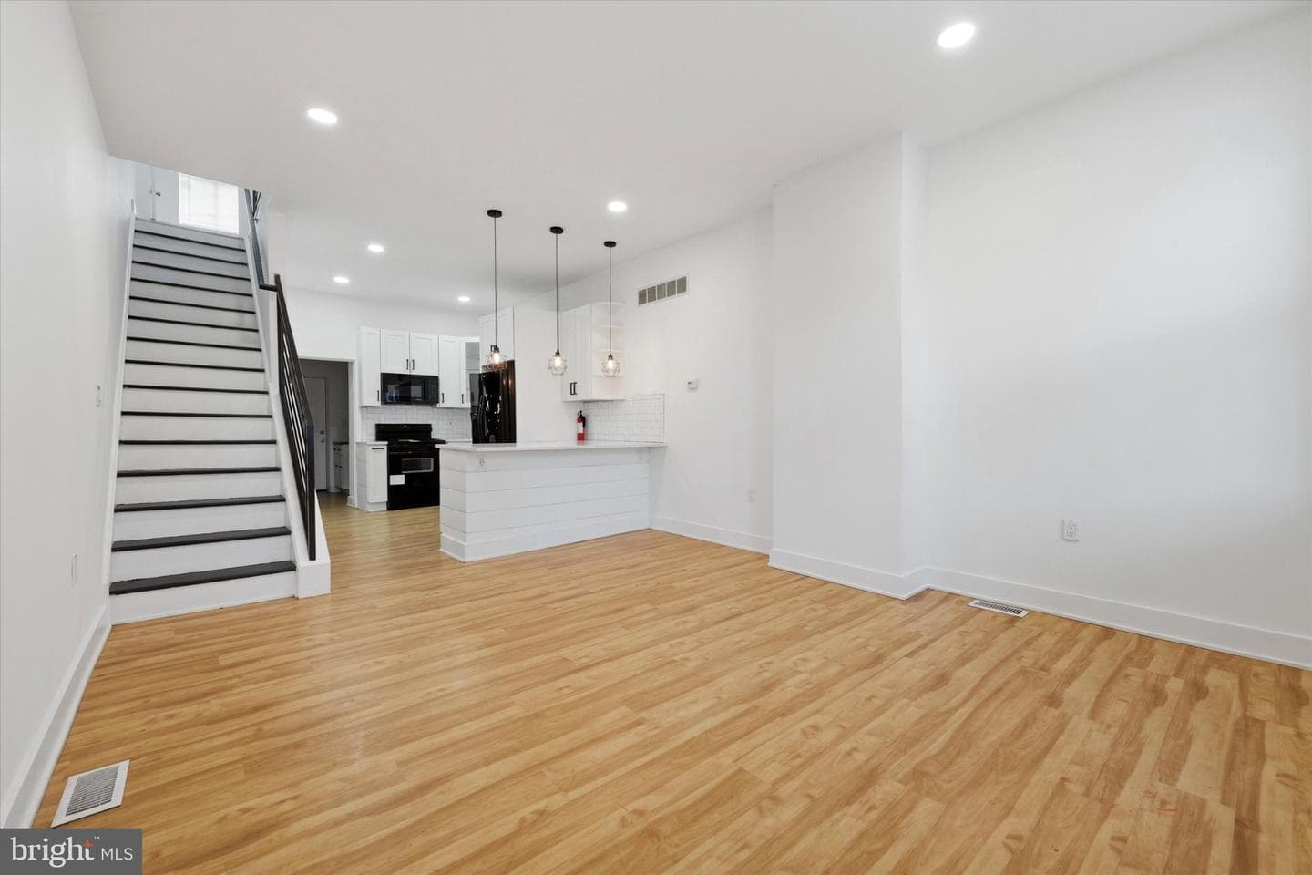 2512 W Sergeant Street photo 4