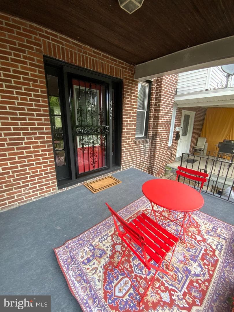 427 E Sharpnack Street photo 4
