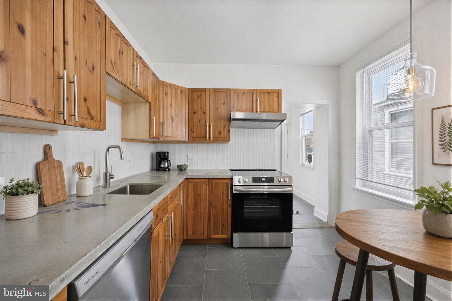 1844 E Clementine Street photo 8