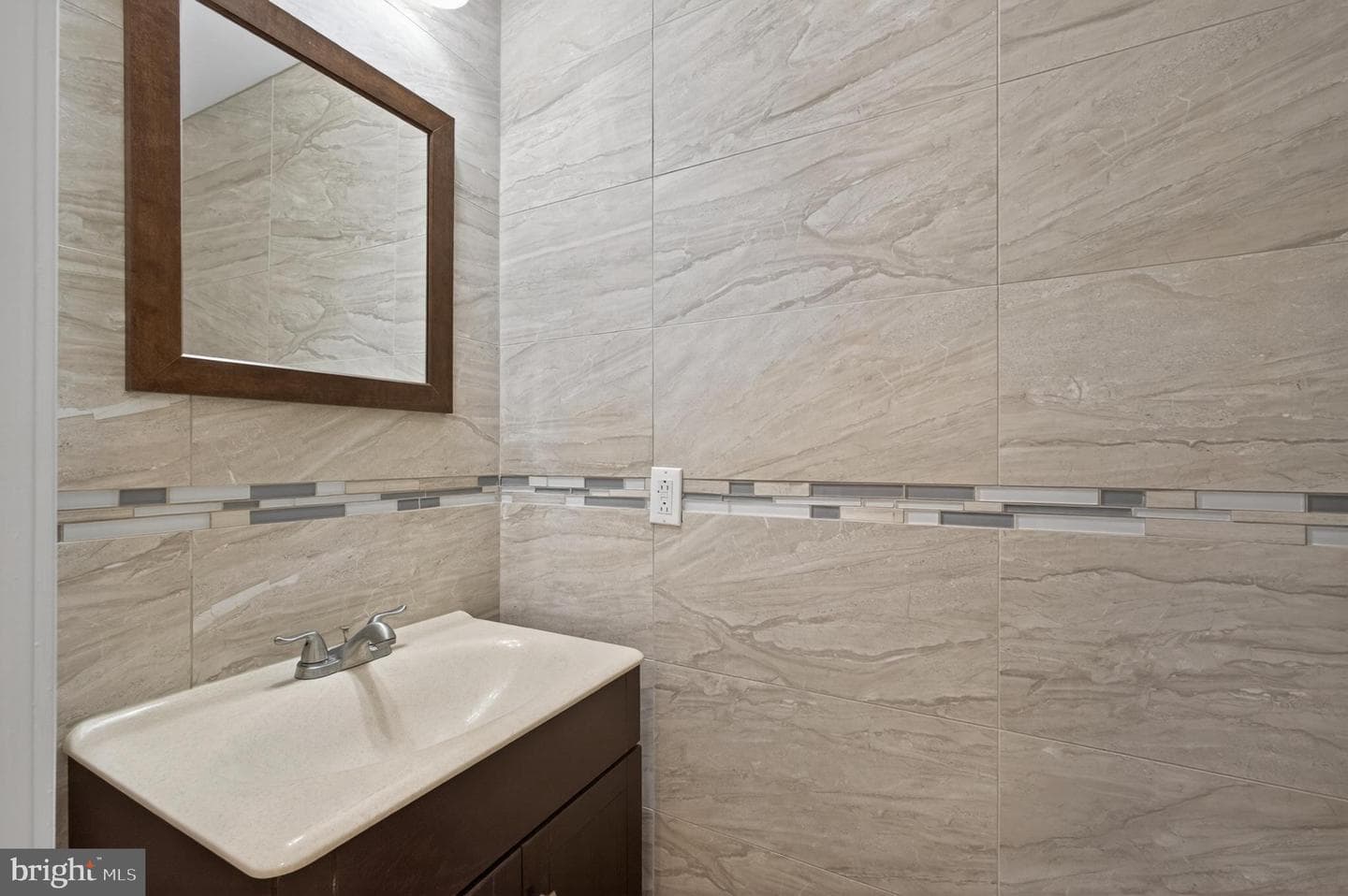 2211 E Harold Street photo 5