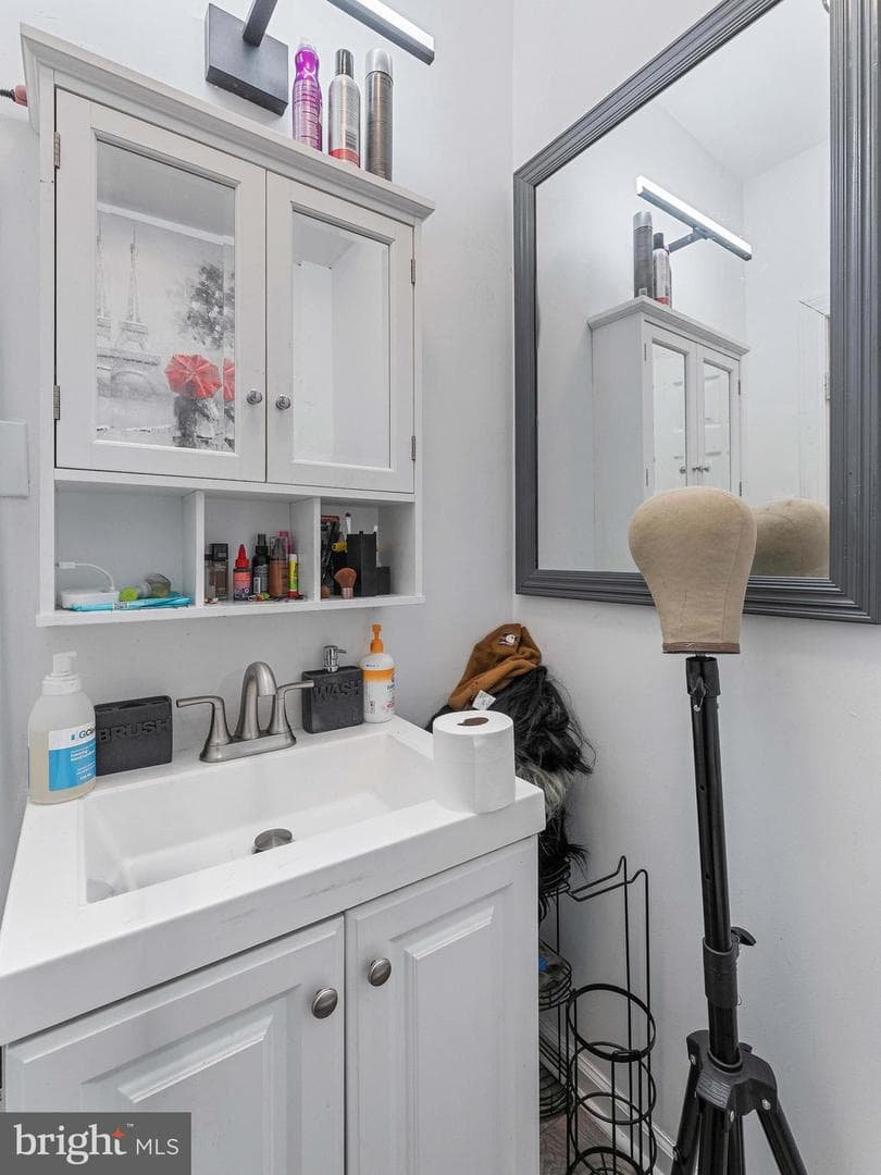 2425 W Oakdale Street photo 10