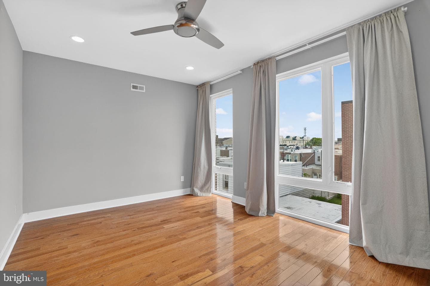 2822 Livingston Street photo 24
