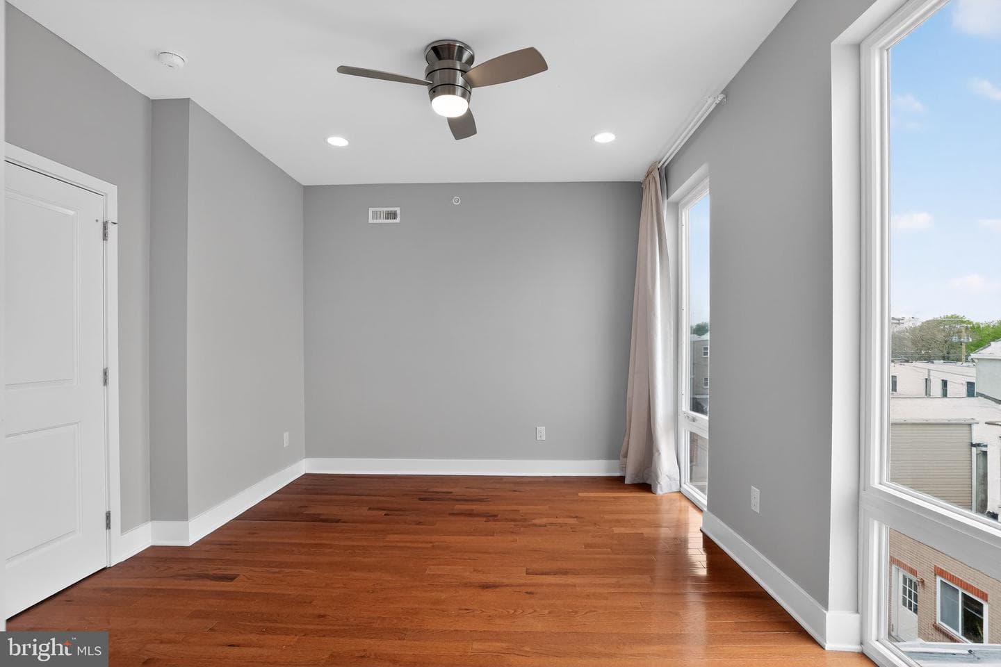 2822 Livingston Street photo 27
