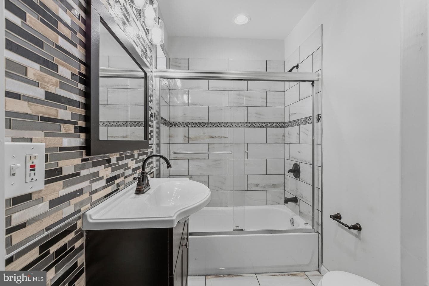 1933 Cambridge Street photo 23