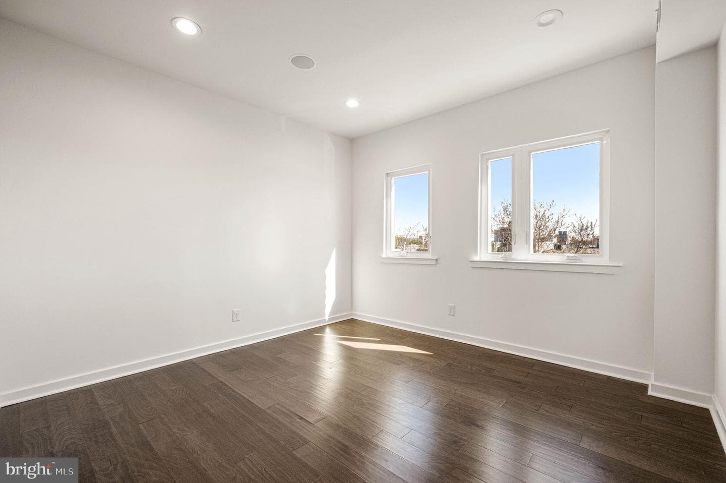 2045 Watkins Street photo 12