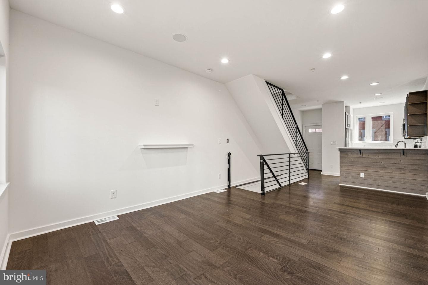 2045 Watkins Street photo 5