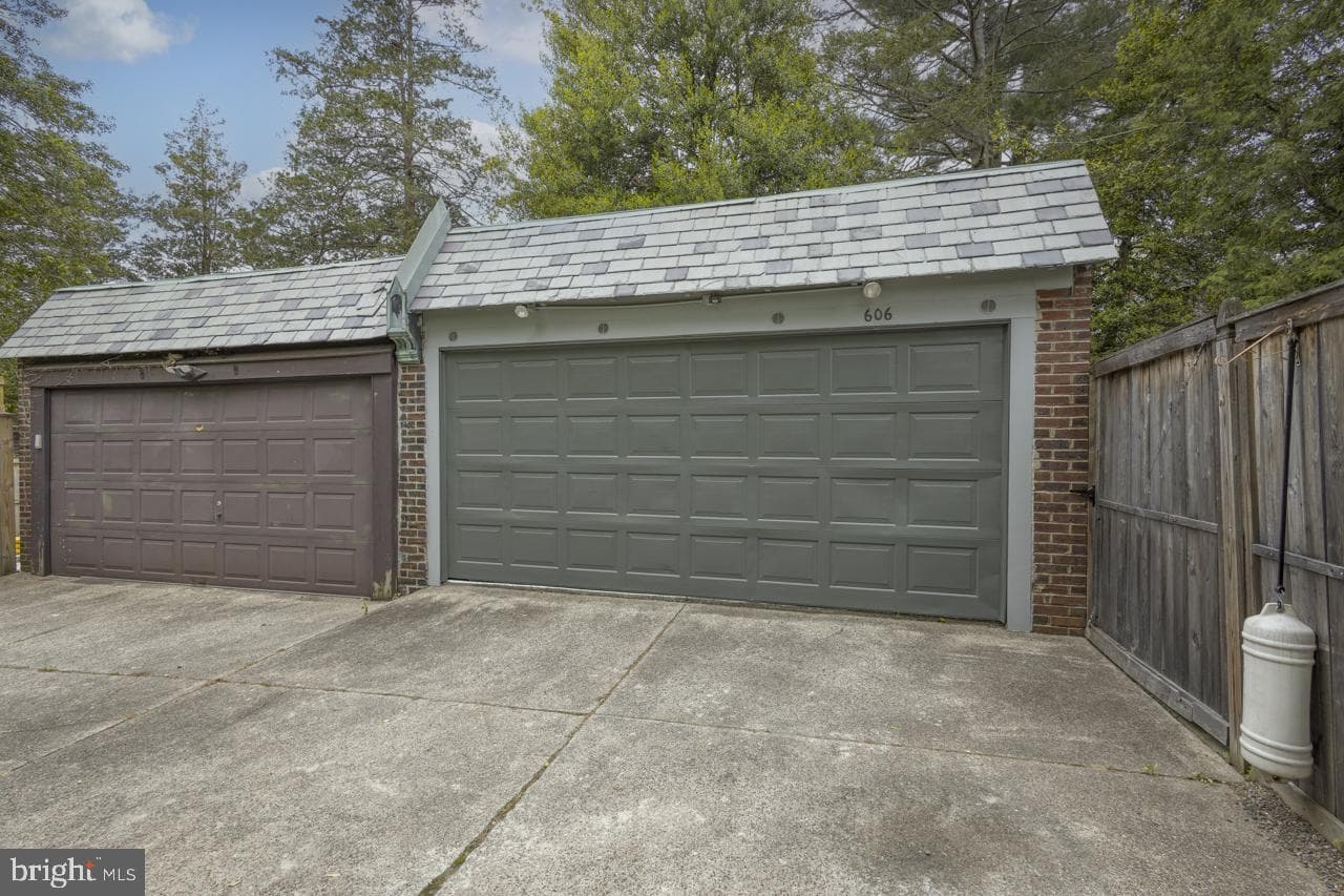 606 E Durham Street photo 27