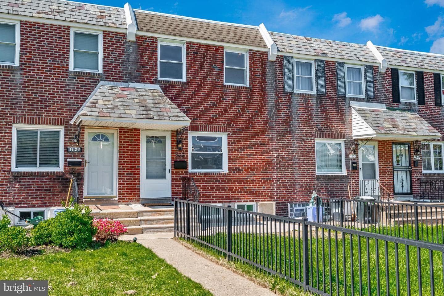1622 E Howell St photo 2