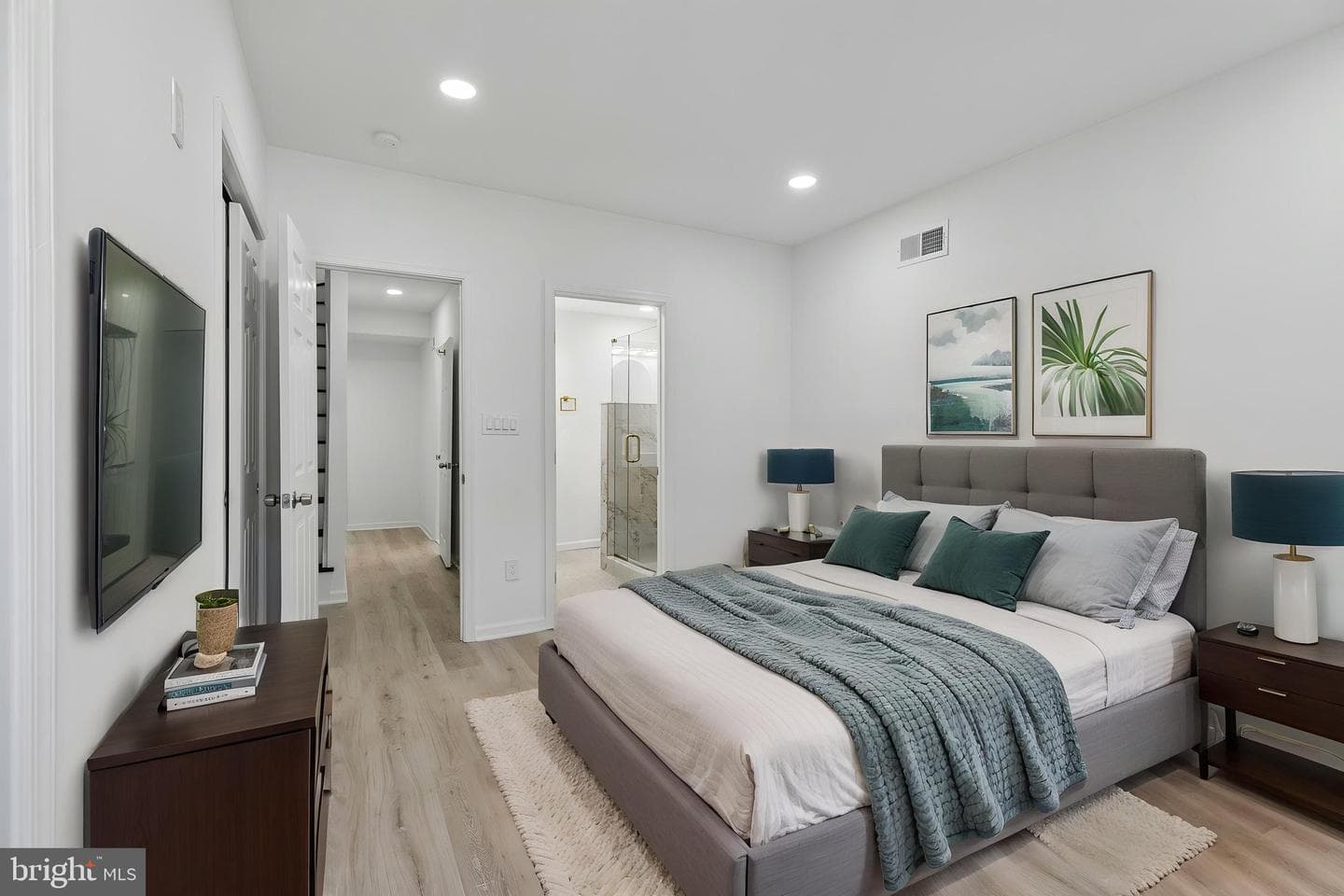 21 E Silver Street photo 3