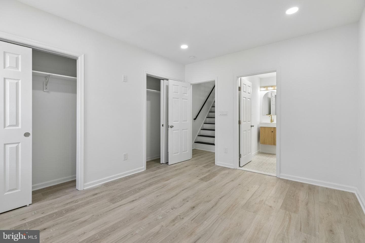 21 E Silver Street photo 33