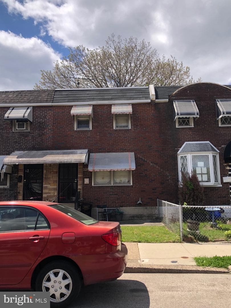 2502 S Alden Street photo 2