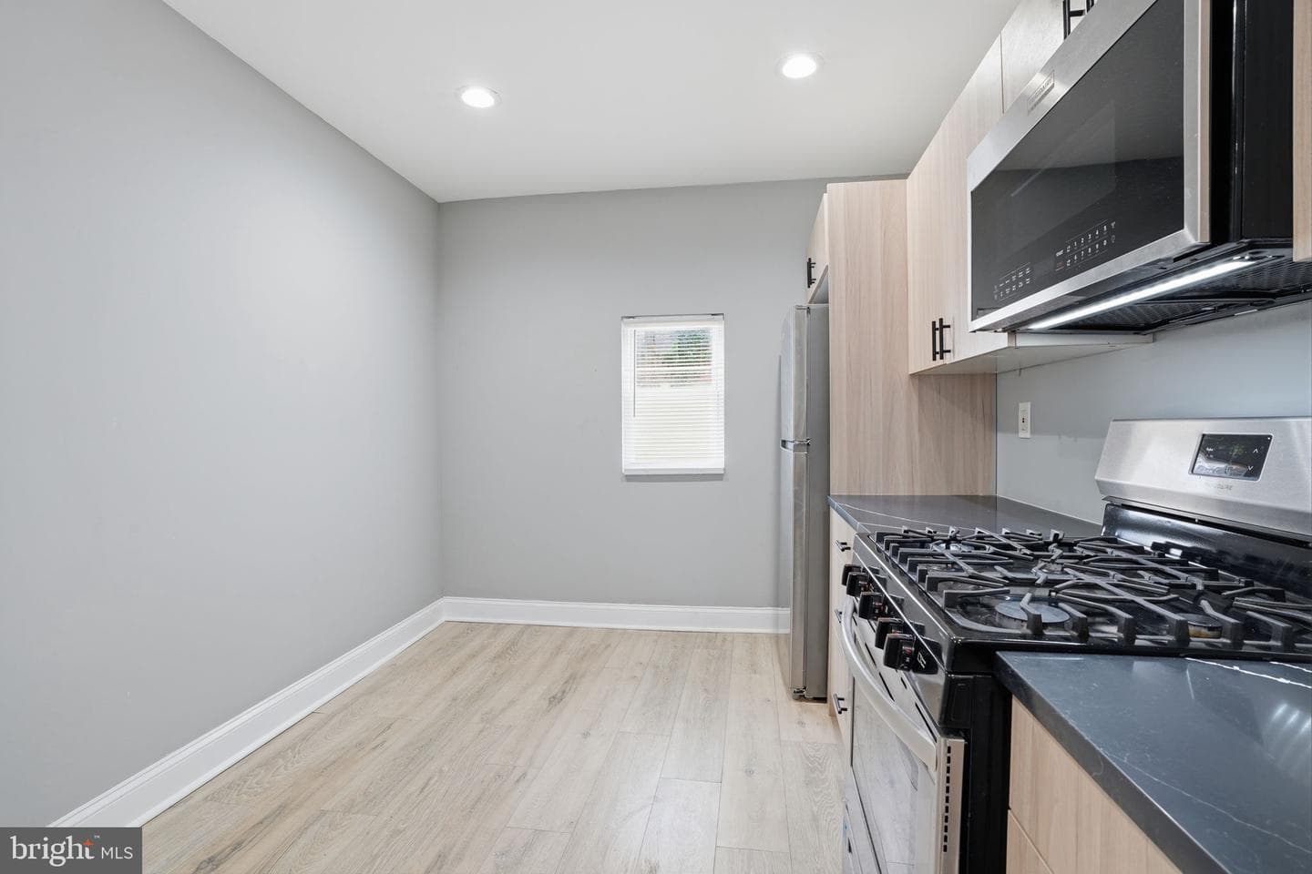 1933 E Somerset Street photo 12