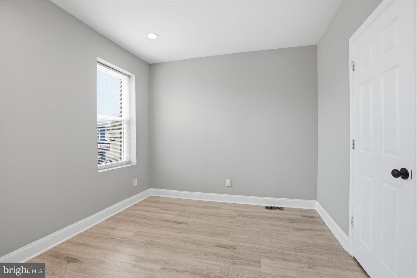 1933 E Somerset Street photo 14