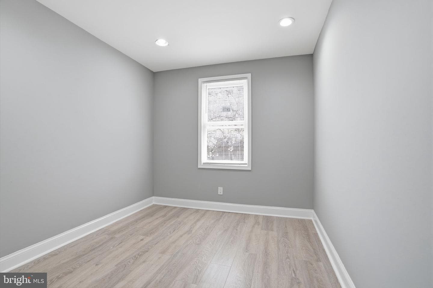 1933 E Somerset Street photo 16