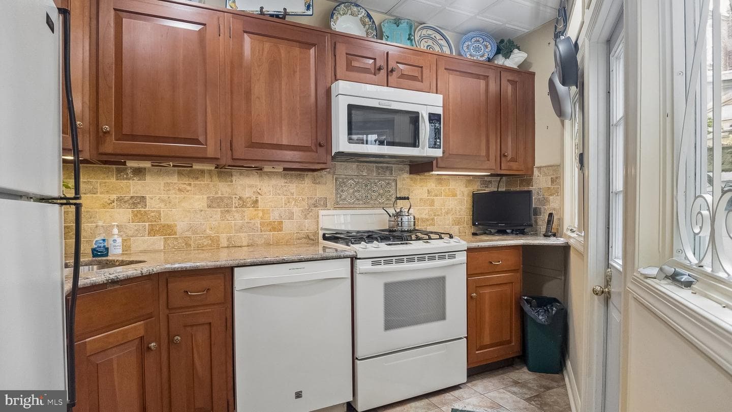 2049 Appletree Street photo 22
