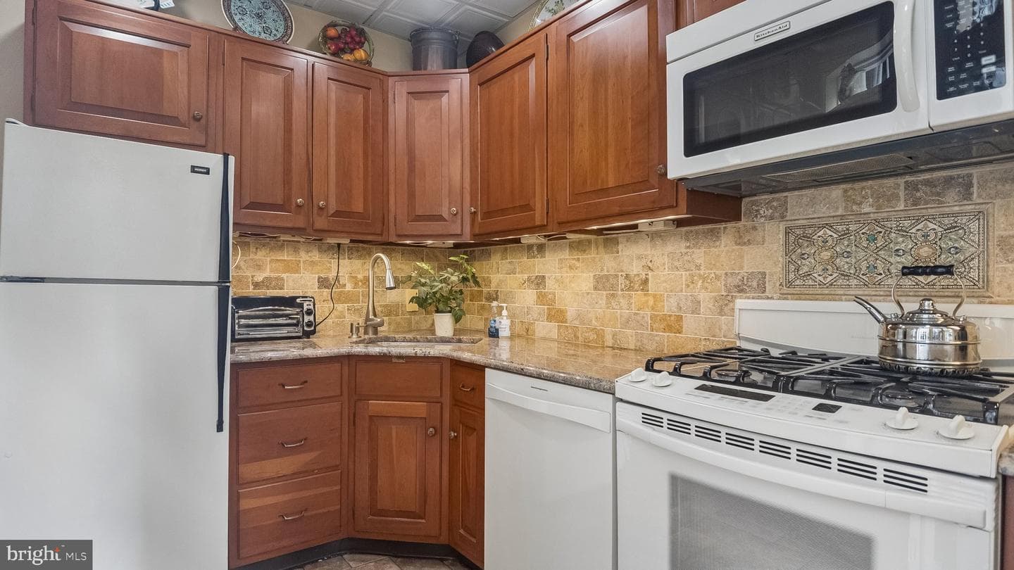 2049 Appletree Street photo 23
