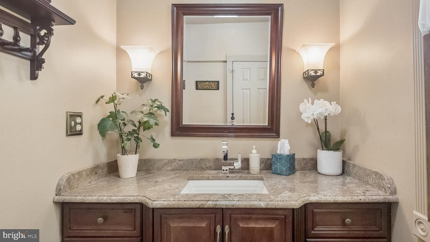 2049 Appletree Street photo 30