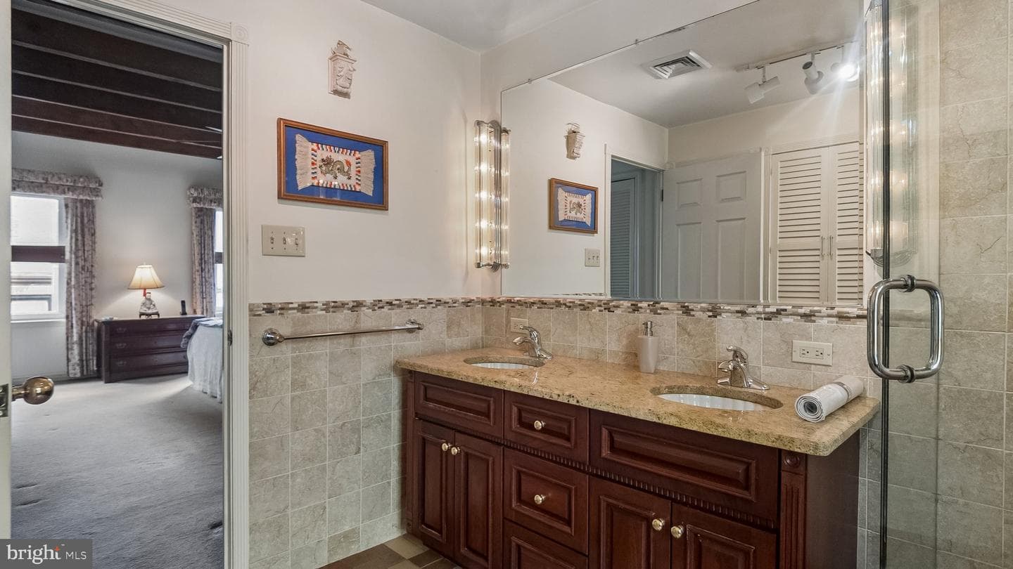 2049 Appletree Street photo 34