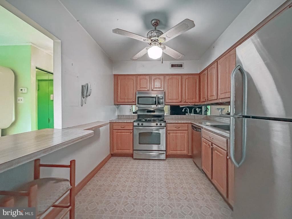 44303 Delaire Landing Road #303 photo 10