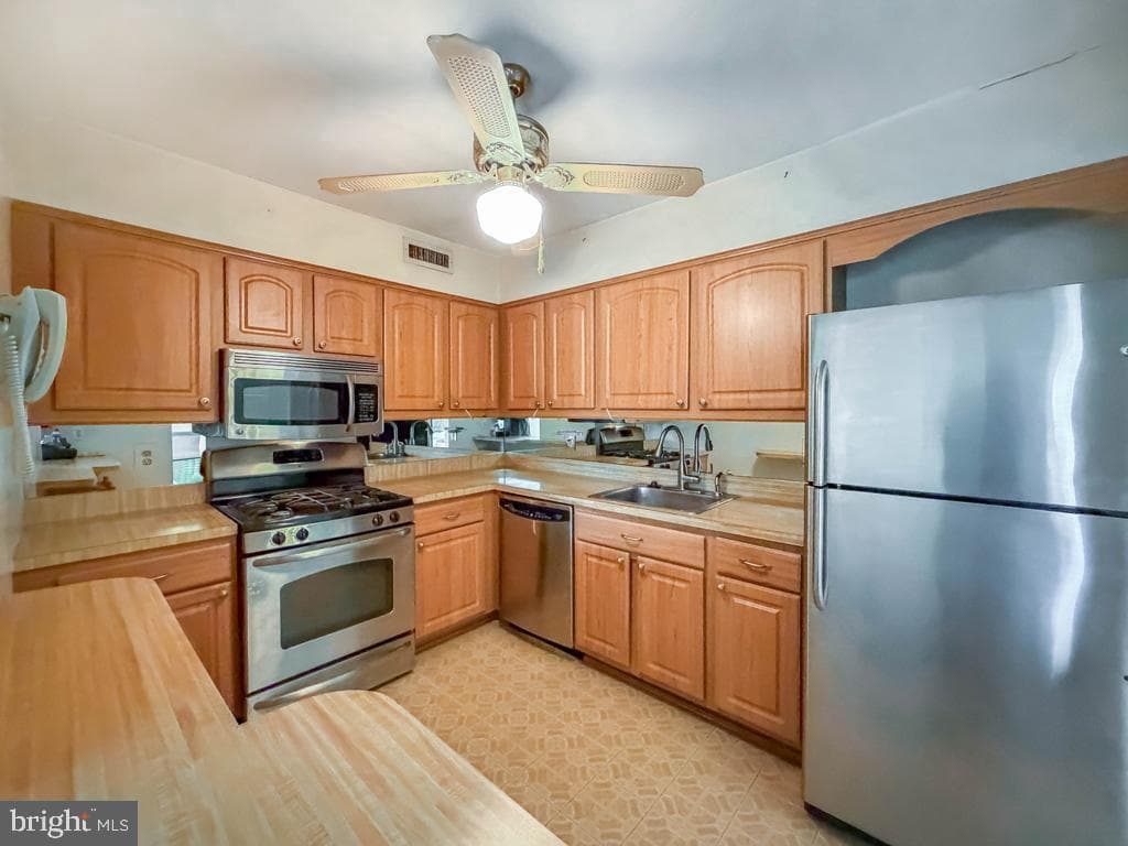 44303 Delaire Landing Road #303 photo 12