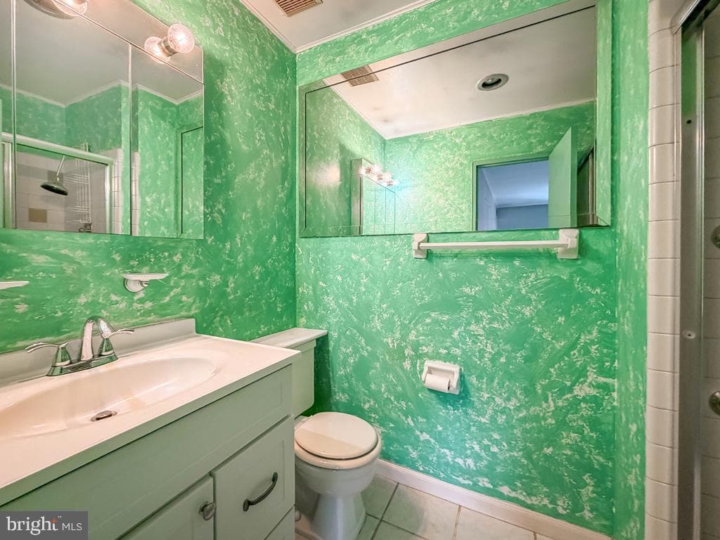 44303 Delaire Landing Road #303 photo 18