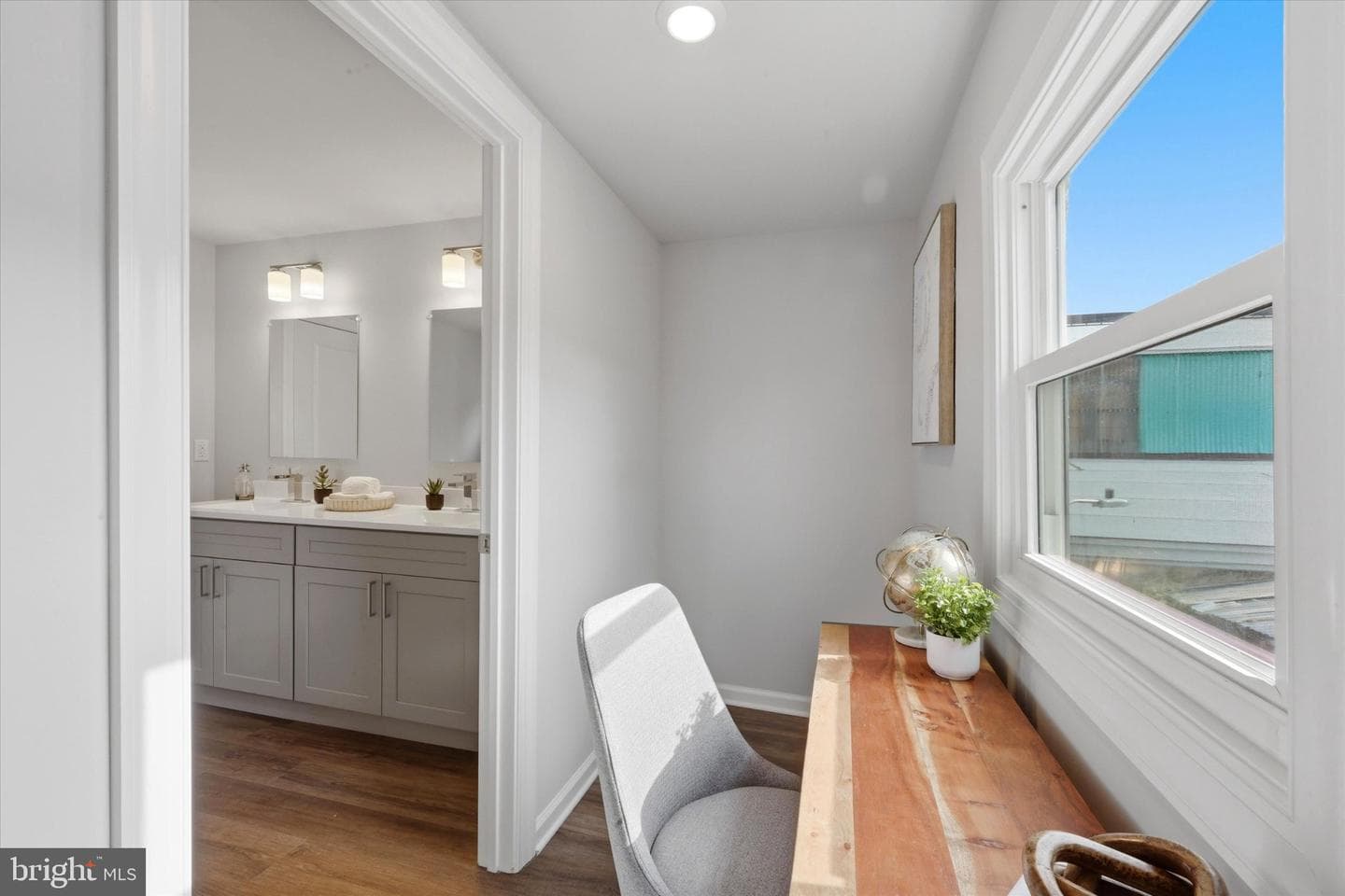 1205 S Harmony photo 18
