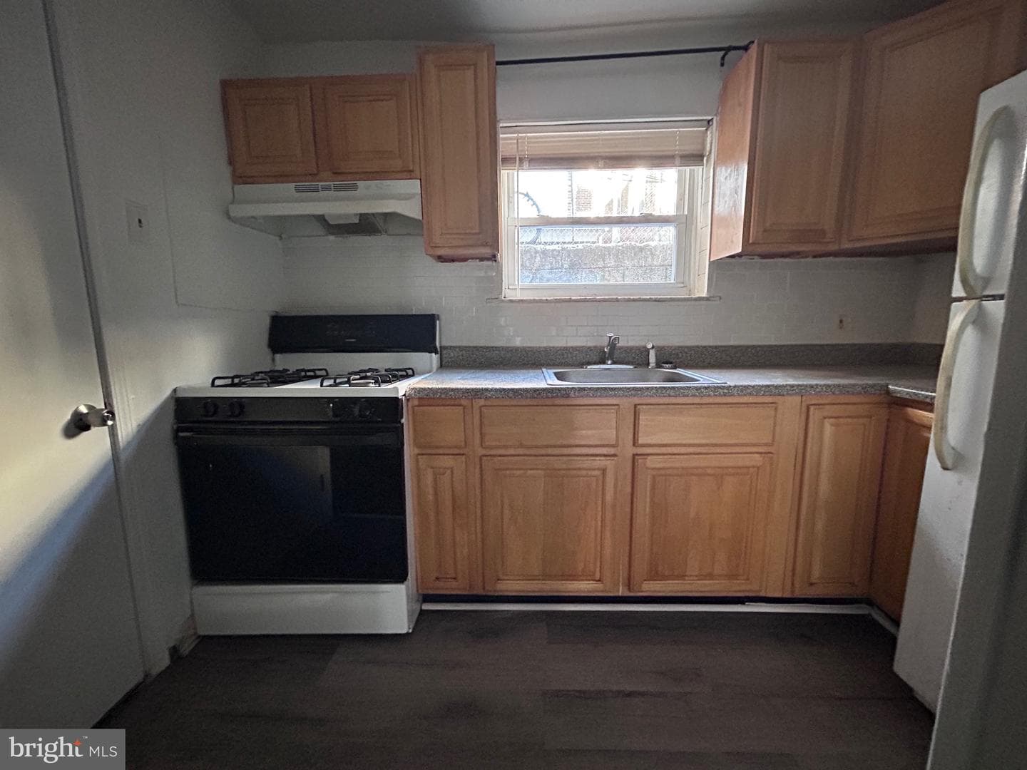 549 Fernon Street photo 4