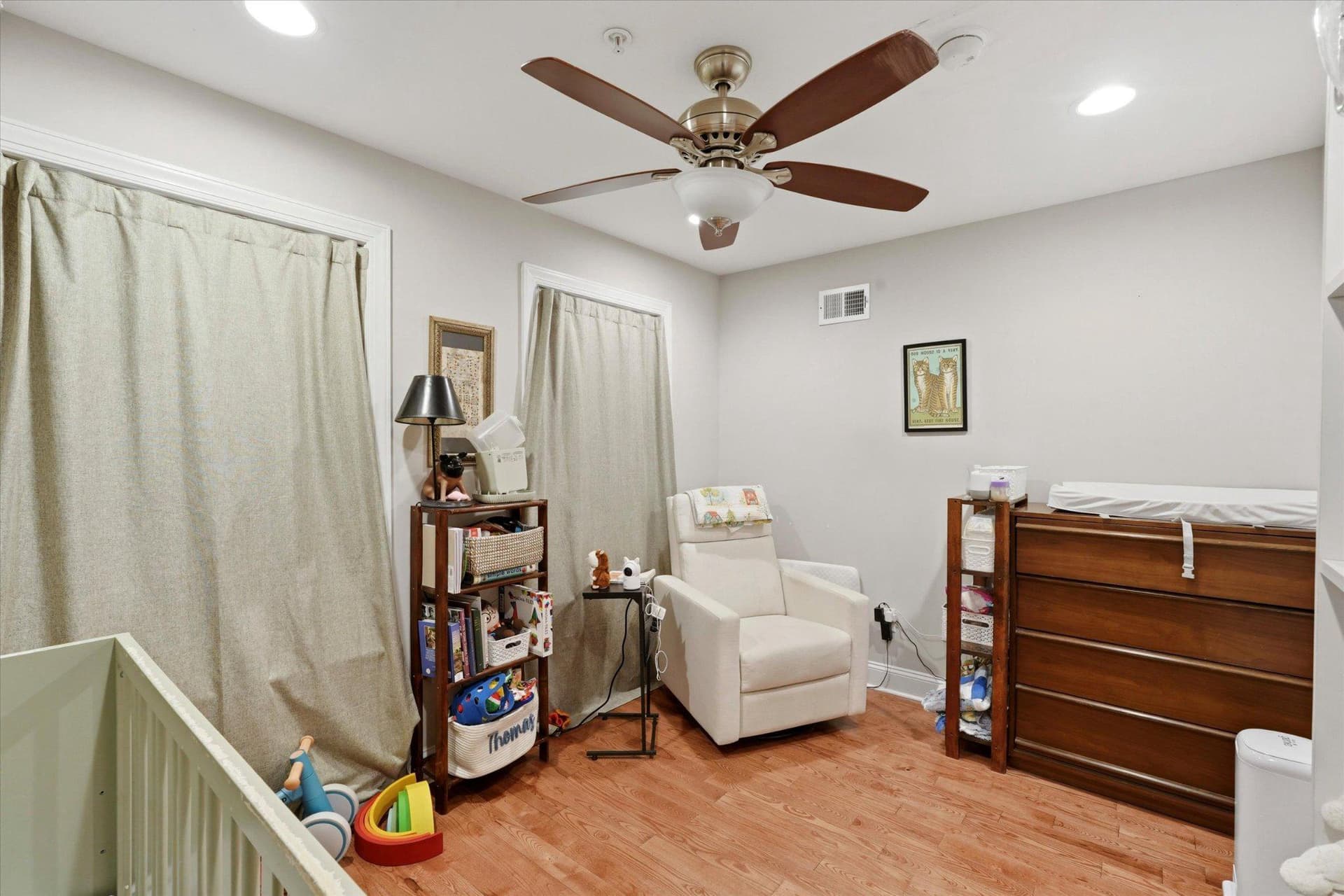 2207 E Oakdale photo 12