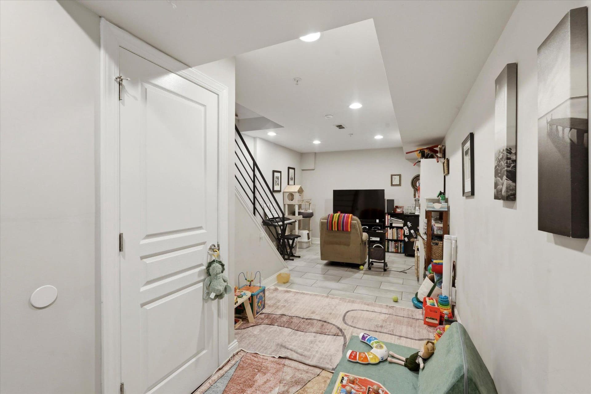 2207 E Oakdale photo 19