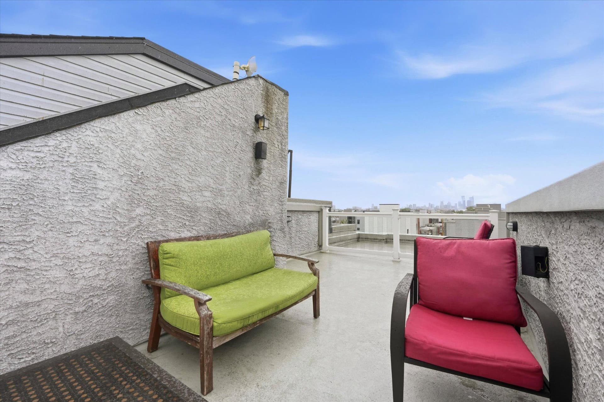 2207 E Oakdale photo 24